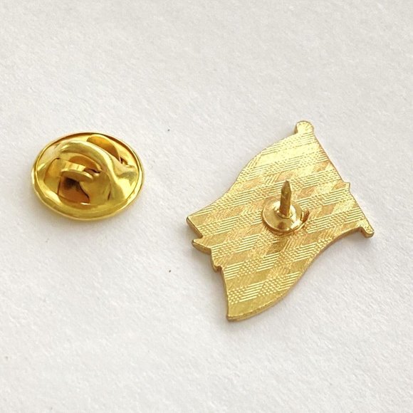 Vintage USO White Ribbon On American Flag Gold Tone Lapel Collar Pin Back 3/4” - Picture 4 of 4